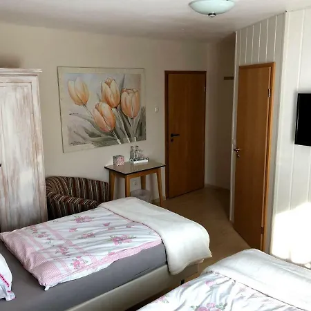 Konukevi Garni Zum Adenauer Forst 3*